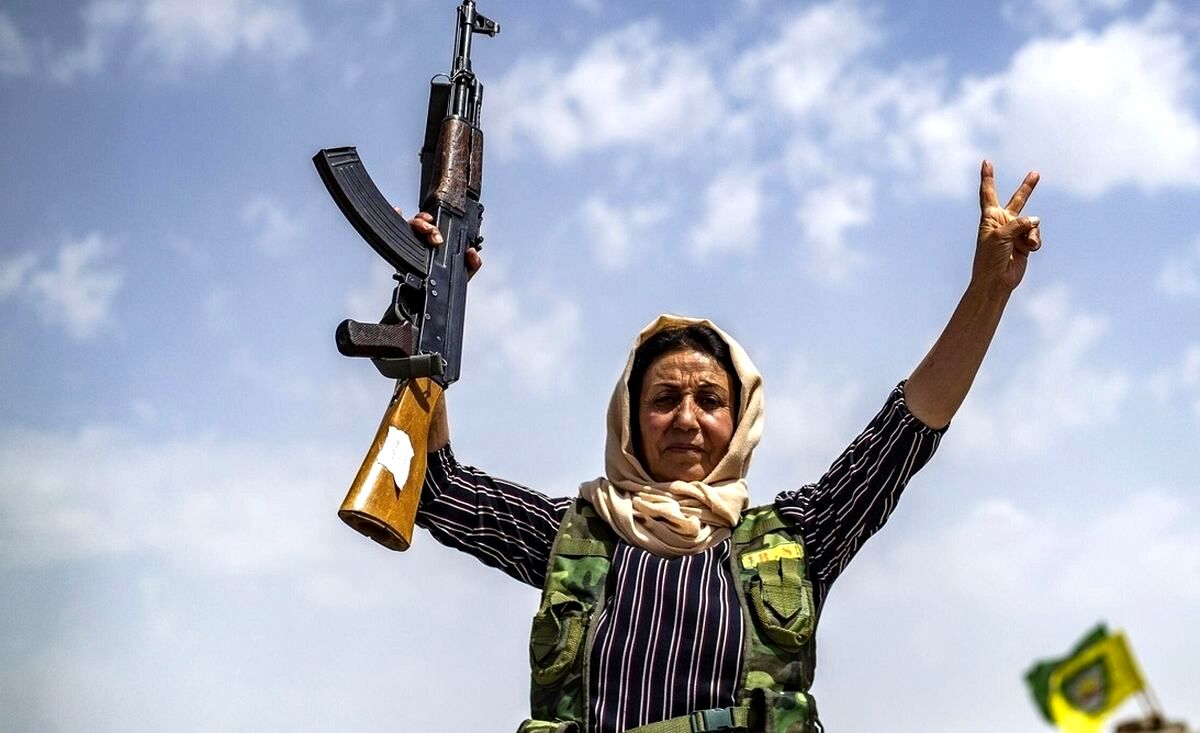 زنان کُرد مسلح با لباس گلدار و دمپایی از مزارع گرانبهای گندم محافظت می‌کنند/ ویدئو