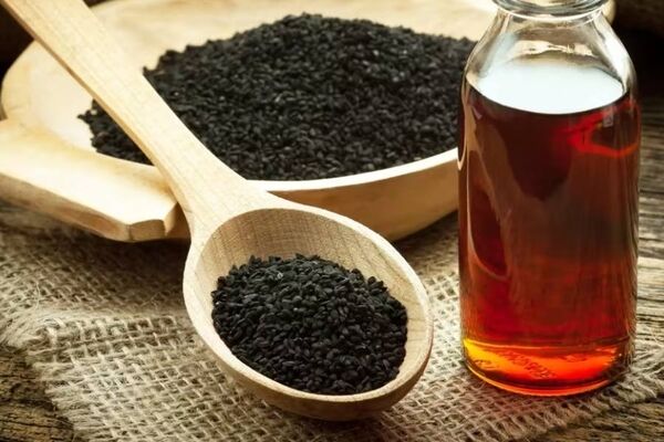خواص درمانی و کاربردهای روغن سیاهدانه در درمان بیماری ‌ها و مراقبت از پوست و مو