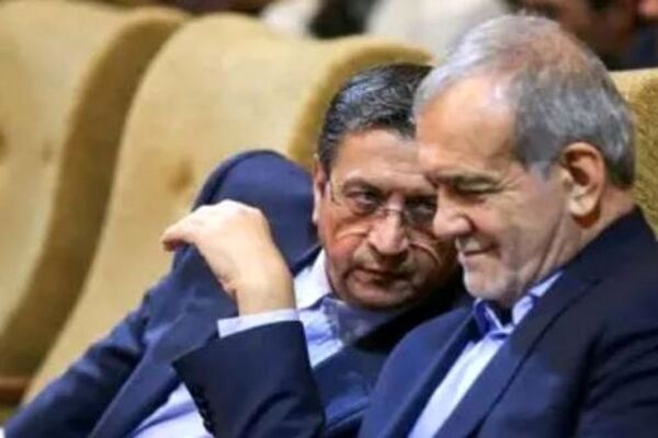 نوسانات قیمت دلار دست دولت نیست / کاری از دست پزشکیان و همتی برنمی‌آید!
