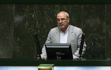 ادعای جنجالی یک نماینده مجلس بر روی آنتن زنده: همتی را روی دلار ۱۲۰ هزار تومان استیضاح کنید