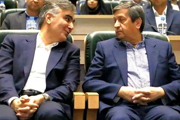 دلار رکورد تاریخی را شکست/ فرزین و همتی مسئولیت گرانی دلار را گردن می‌گیرند؟
