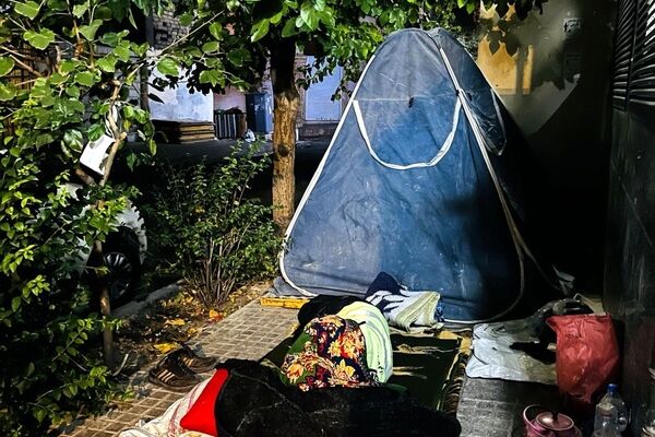 «چادر خوابی» در وسط شهر؛ علت چیست؟
