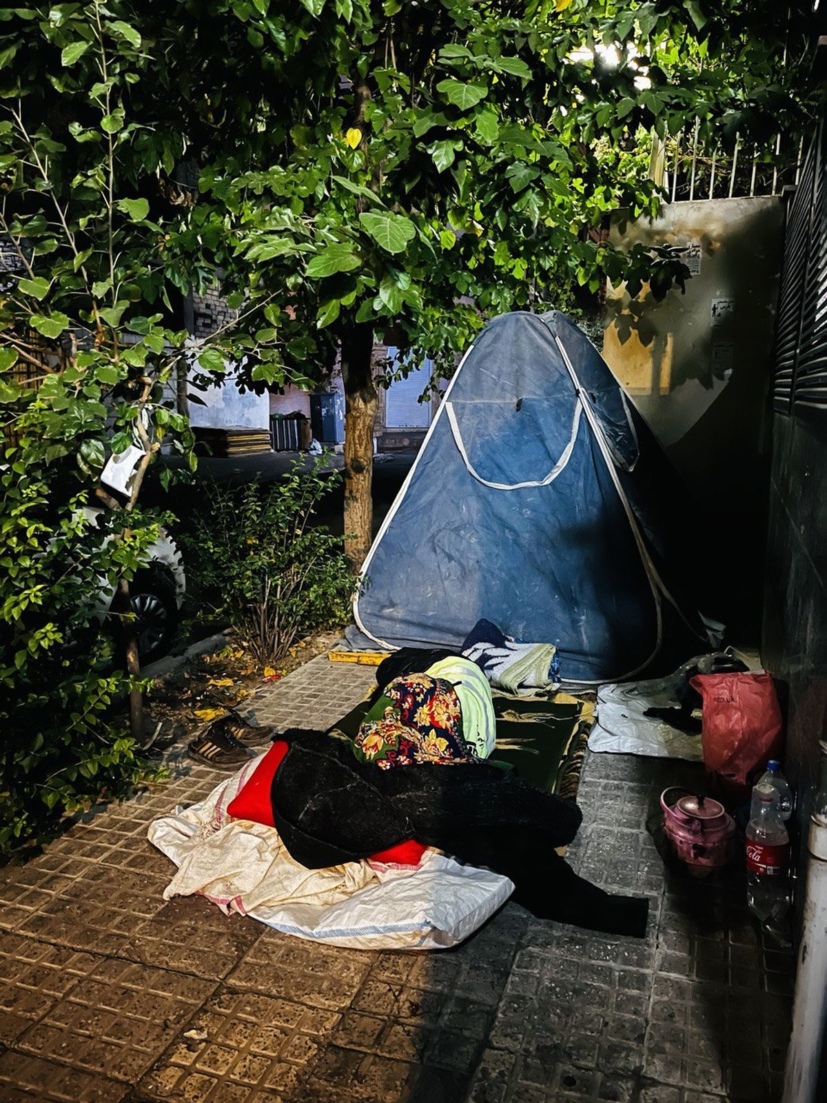 «چادر خوابی» در وسط شهر؛ علت چیست؟
