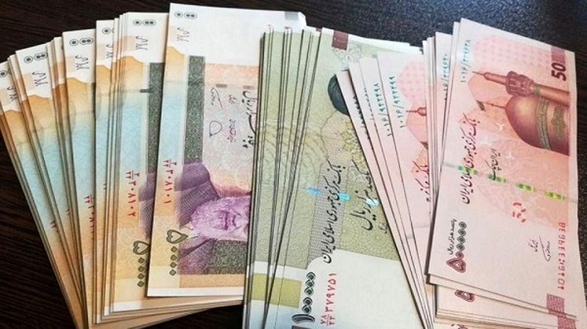 ریختن پول ایرانی در سطل زباله توسط فروشنده عرب/ ویدئو
