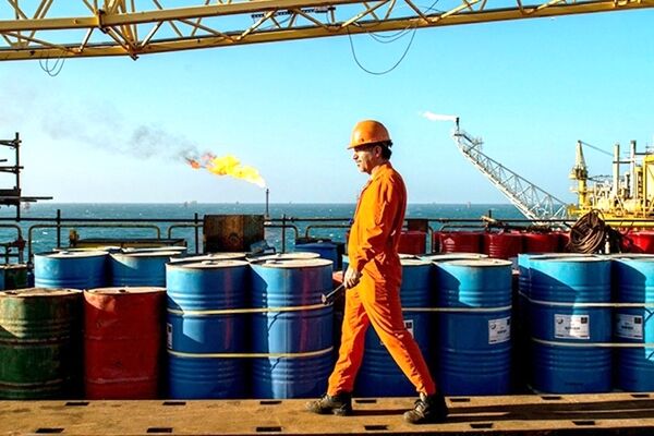 قرارگاه خاتم‌الانبیاء: با تهاتر نفت، پول را وارد پروژه‌ها می‌کنیم