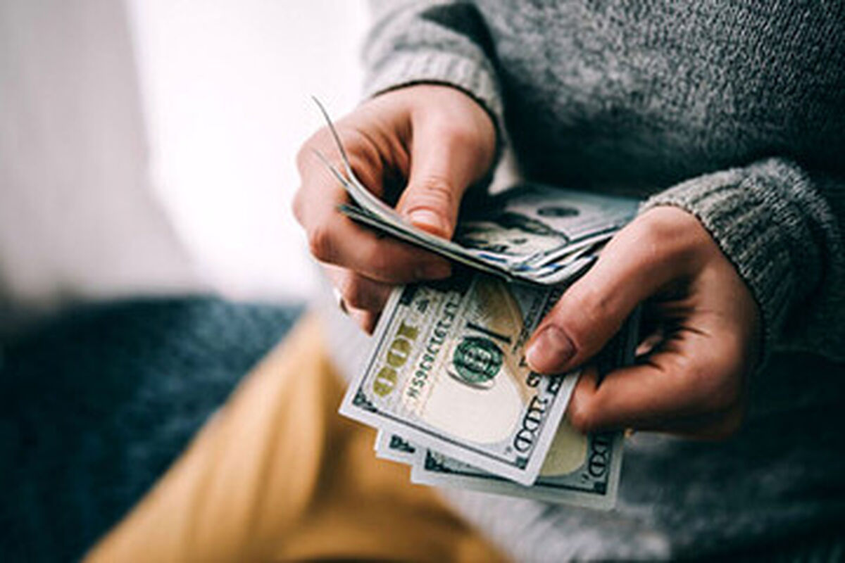 کاهش قیمت دلار رکورد دو ماهه را شکست

