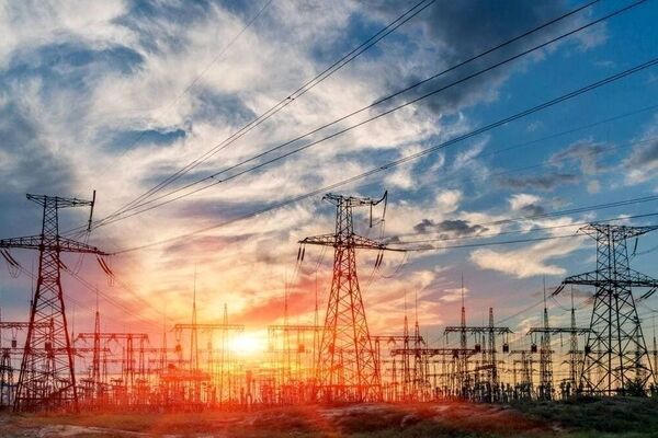 چه کسانی به مرحوم رئیسی گزارش می‌دادند که وضعیت برق خوب است؟
