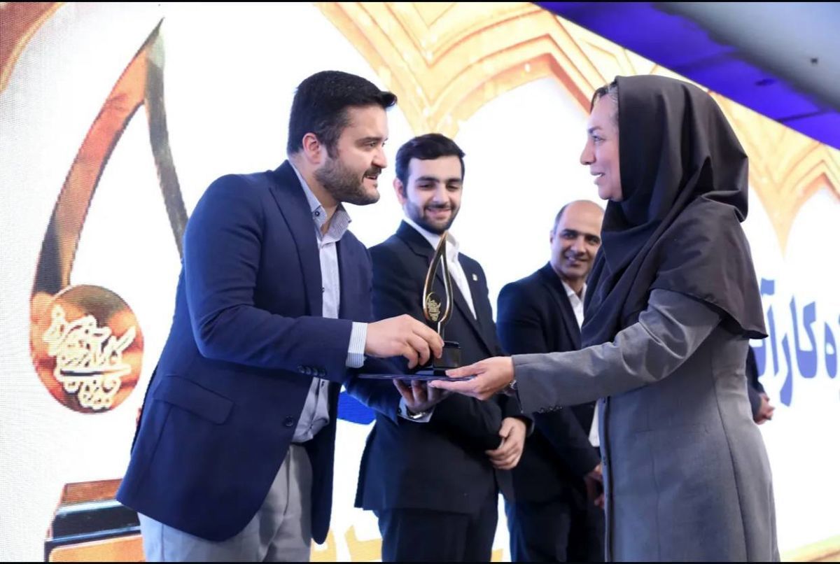 جایزه پیروز اهدا شد
