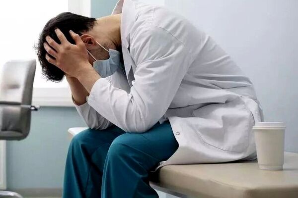 آمار تکان دهنده دولت از خودکشی پزشکان ایرانی؛ ۱۶ رزیدنت پزشکی در یک سال اخیر خودکشی کردند