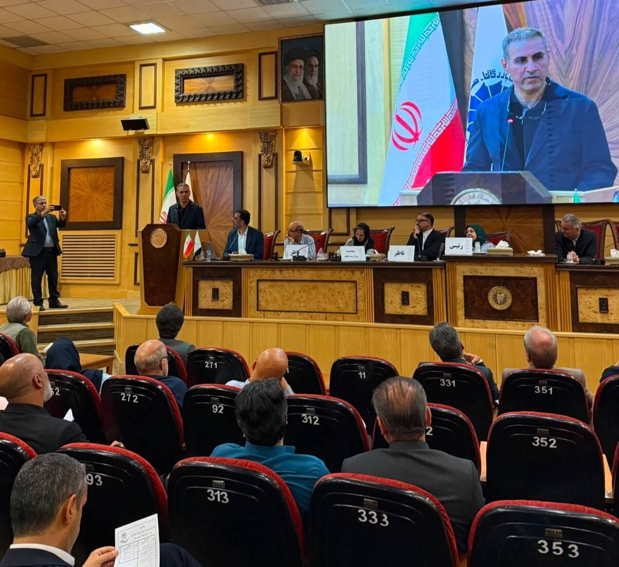 مهر تایید اعضای انجمن مدیریت کسب‌وکار ایران بر عضویت حسین ممبینی، استاد اقتصاد در هیات مدیره