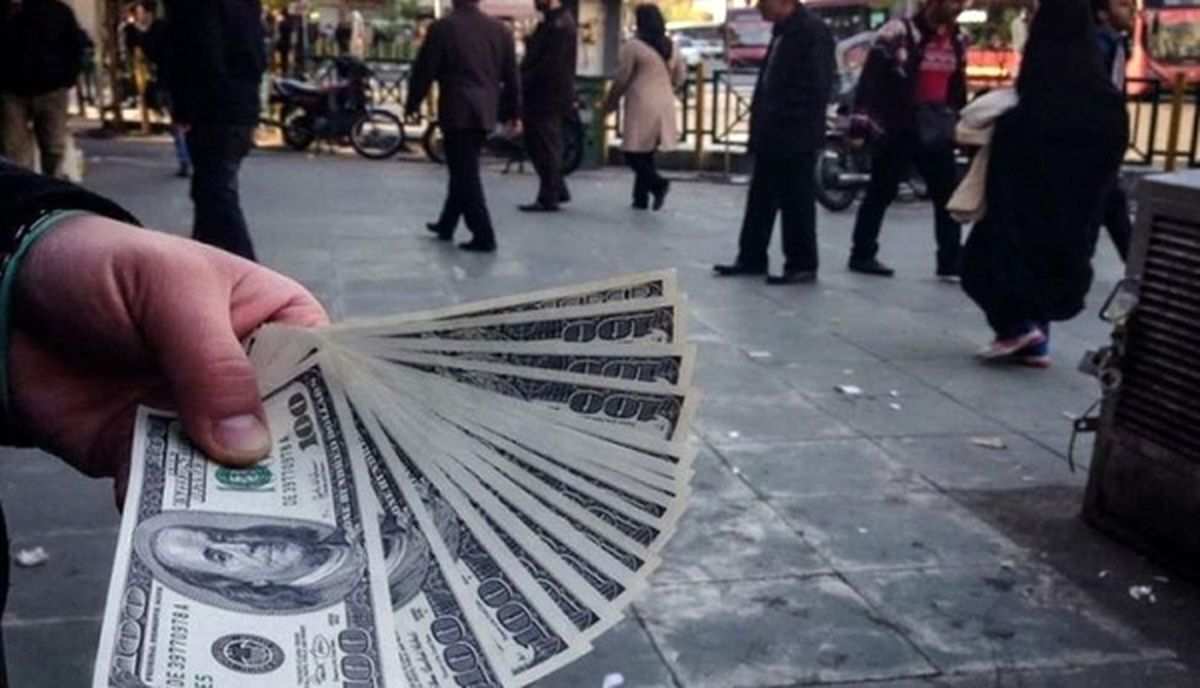 گزارش میدانی از بازار ارز؛ تلاش دلالان برای فروش
