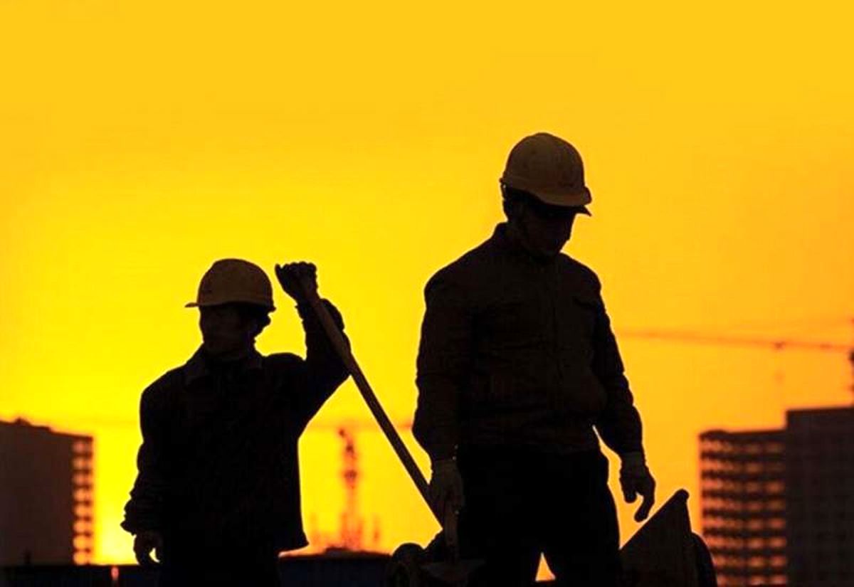 یک فعال کارگری: فاصله دستمزد کارگران با سبد معیشت بسیار زیاد است
