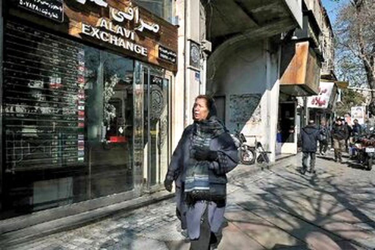 وضعیت معاملات ارز در خیابان فردوسی؛ خرید و فروش نیست/ دلال ها هم غیب شده اند