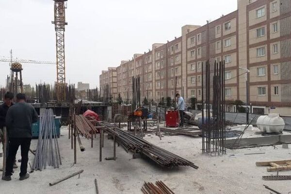 براساس اطلاعات وزارت راه، حدود ۳۰۰ هزار واحد مسکن از سوی دولت در حال ساخت است