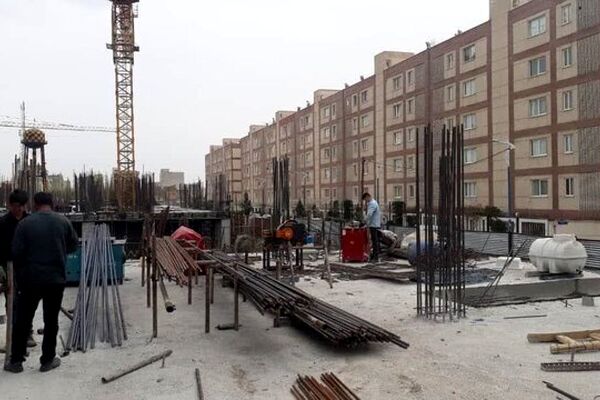 براساس اطلاعات وزارت راه، حدود ۳۰۰ هزار واحد مسکن از سوی دولت در حال ساخت است